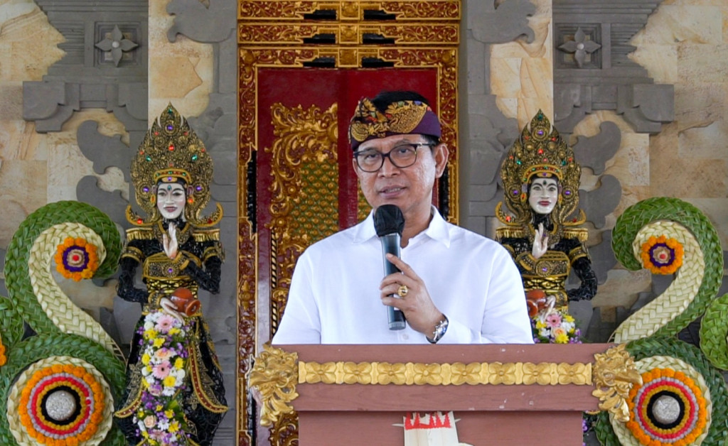 Sekda Adi Arnawa Hadiri Acara Melaspas Balai Banjar Adat Tegal Saat Baleran, Kapal